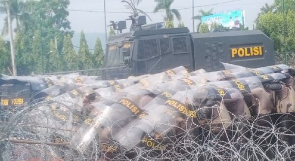 10 Polisi Termasuk Anggota Provos Terluka saat Amankan Kericuhan Demo Petani Singkong di Lampung